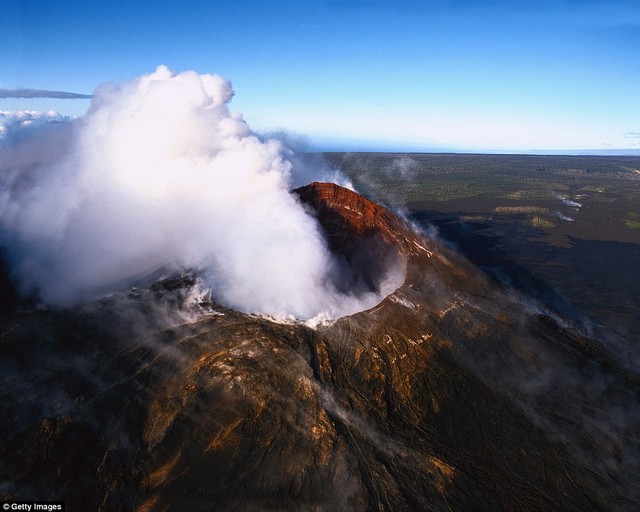 Kilauea, Hawaii: thế giới s ¿núi lửa hoạt động mạnh nhất đã được liên tục phun trào trong hơn ba thập kỷ trên Hawaii, tạo ra đất phát triển nhanh nhất trên hành tinh