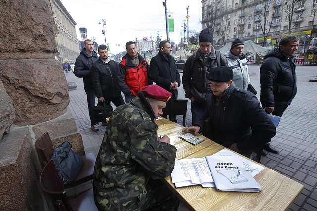 Một thanh niên tình nguyện Ukraine nộp đơn tham gia lực lượng vệ binh quốc gia gần quảng trược Độc lập ở Kiev.