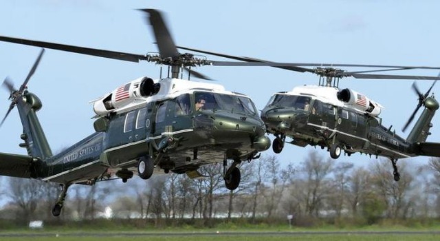 Hai máy bay trực thăng Mỹ hạ cánh tại sân bay The Hague, Hà Lan, khi Tổng thống Barack Obama tham dự hội nghị thượng đỉnh an ninh hạt nhân tại đây.