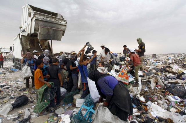 Mọi người nhặt rác để phân loại và bán cho các trung tâm tái chế ở Najaf, Iraq.