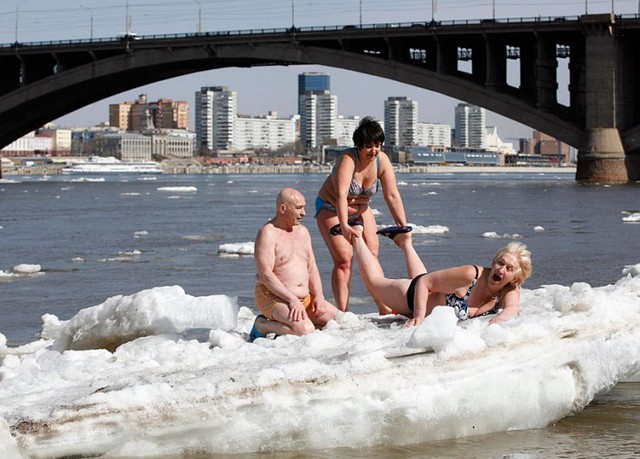 Các thành viên của CLB những người bơi mùa đông Cryophil tắm nắng trên một tảng băng dưới sông Yenisei, Krasnoyarsk, Nga.