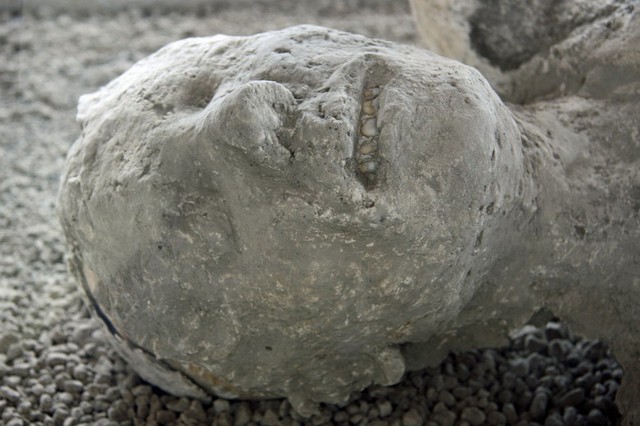 Những xác chết hóa đá quằn quại đầy ám ảnh trong thành phố cổ Italia