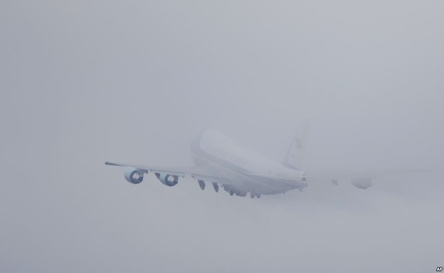Chuyên cơ Air Force One chở Tổng thống Mỹ Barack Obama cất cánh trong điều kiện sương mù dày từ căn cứ không quân Andrews ở Maryland, Mỹ.