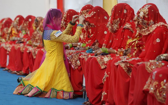 Các cô dâu theo đạo Hồi mặc trang phục cưới truyền thống tại một lễ cưới tập thể ở Mumbai, Ấn Độ.