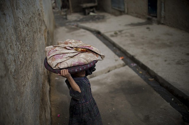 Một phụ nữ đi bán bánh mì dạo tại khu phố cũ ở Kabul, Afghanistan.