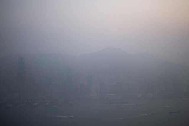 Sương mù do ô nhiễm không khí bao phủ các tòa nhà cao tầng ở Hong Kong.