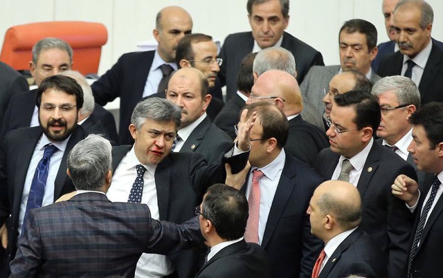 Các nghị sĩ Thổ Nhĩ Kỳ xông vào nhau quyết ăn thua bằng nắm đấm sau khi tranh cãi về một đạo luật tại Quốc hội, khiến một nghị sĩ vỡ mũi và phải nhập viện.