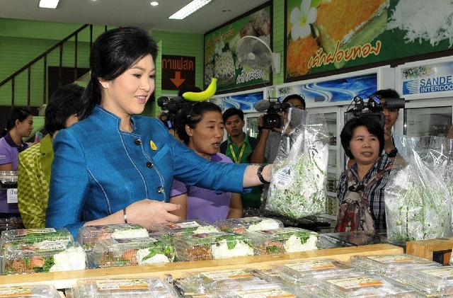 Thủ tướng Thái Lan Yingluck Shinawatra tham khu thương mại One Product tại huyện Phu Khae, tỉnh Saraburi.