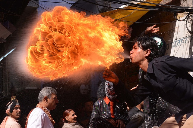 Một người theo đạo Hindu biểu diễn thổi lửa khi tham gia một nghi lễ trước lễ hội Holi ở Amritsar, Ấn Độ.