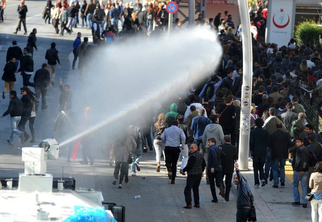 Cảnh sát sử dụng vòi rồng phun nước giải tán người biểu tình ở Ankara, Thổ Nhĩ Kỳ.