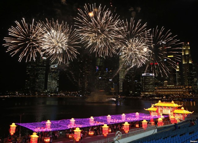 Pháo hoa rực rỡ trên bầu trời để chào đón Tết Nguyên Đán ở Marina Bay in Singapore.