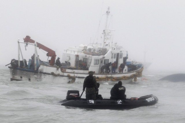 Thời tiết xấu làm cản trở hoạt động cứu hộ phà Sewol bị chìm ở ngoài khơi bờ biển tây nam Hàn Quốc.