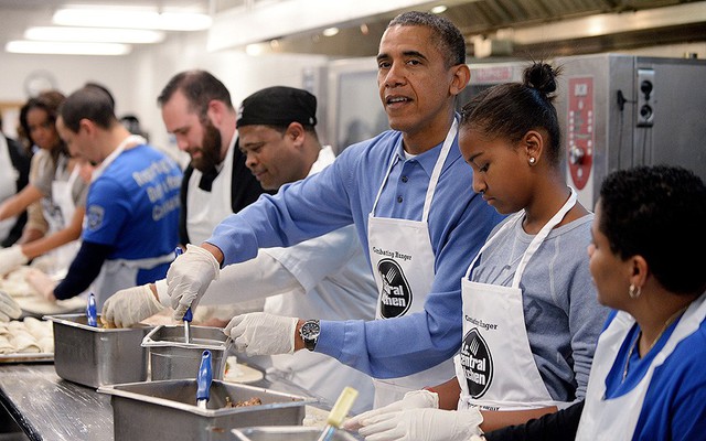 Tổng thống Mỹ Barack Obama cùng con gái Sasha và vợ Michelle Obama tham gia một dự án cộng đồng giúp đỡ người khó khăn ở thủ đô Washington.