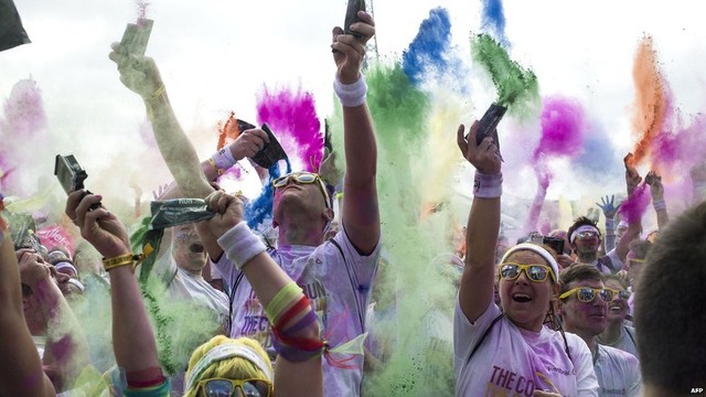 Mọi người ném bột màu vào nhau trong lễ hội Color Run ở Paris, Pháp.