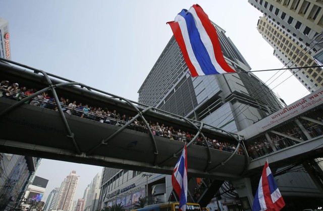 Hàng trăm người ủng hộ đứng chờ sự xuất hiện của nhà lãnh đạo nhóm biểu tình chống chính phủ Suthep Thaugsuban ở Bangkok, Thái Lan.