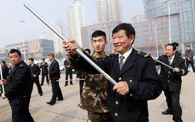 Binh sĩ hướng dẫn các tài xế xe bus học võ để tự vệ ở Thanh Đảo, Sơn Đông, Trung Quốc.