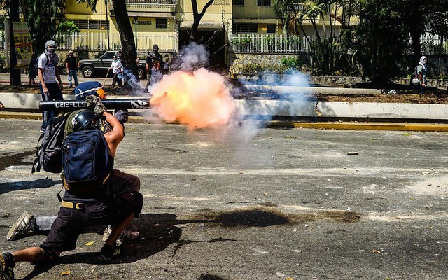 Người biểu tình chống chính phủ phóng pháo về phía cảnh sát ở Caracas, Venenzuela.