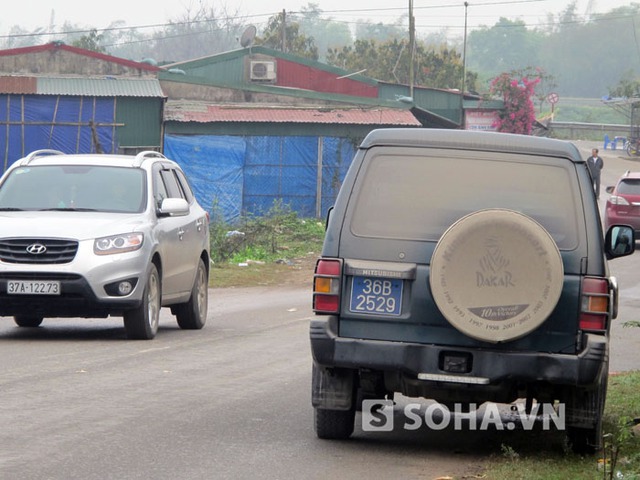 Chiếc xe biển xanh 36B-2529 đậu ở đường vào khu vực đền ông Hoàng Mười (Hưng Thịnh, Hưng Nguyên, Nghệ An) vào sáng ngày 9/2.