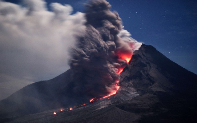 Núi lửa Sinabung phun trào tro bụi và nham thạch nóng ở North Sumatra, Indonesia.