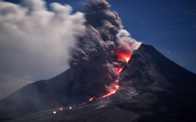 Núi lửa Sinabung phun trào tro bụi và nham thạch nóng ở North Sumatra, Indonesia.