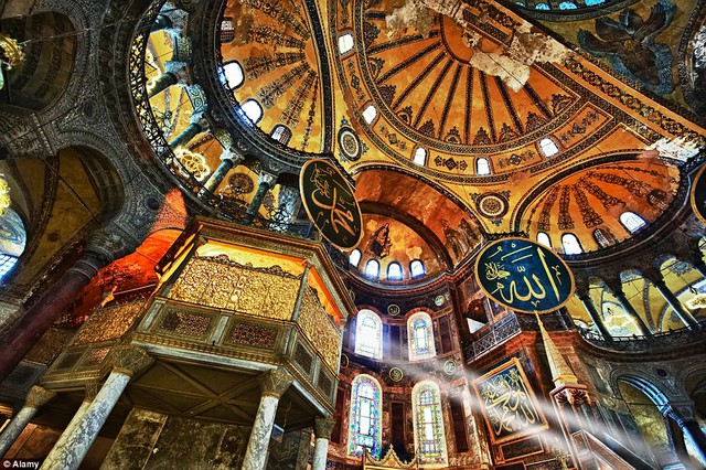 Nhà thờ Hagia Sophia, Thổ Nhĩ Kỳ: Nhà thờ.  Nhà thờ Hồi giáo.  Bảo tàng.  Hagia Sophia (Aya Sofya) đã chịu đựng sự tàn phá của chiến tranh và những trận động đất, một minh chứng cho Istanbul ¿s quá khứ đầy biến động