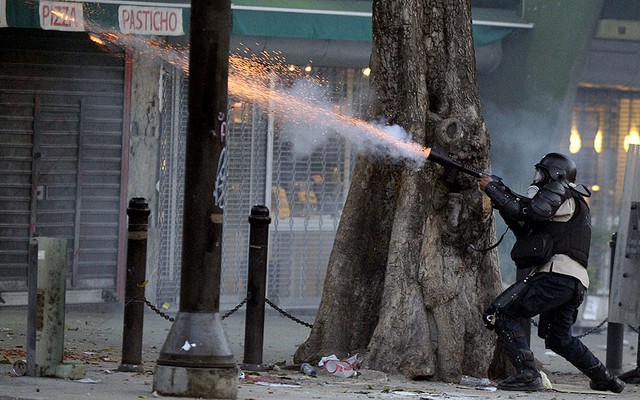 Cảnh sát bắn đạn hơi cay vào những người biểu tình chống chính phủ ở Caracas, Venezuela.
