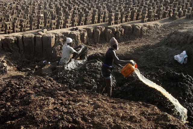 Công nhân làm việc tại một nhà máy sản xuất gạch trên bờ sông Nile ở Khartoum, Sudan.