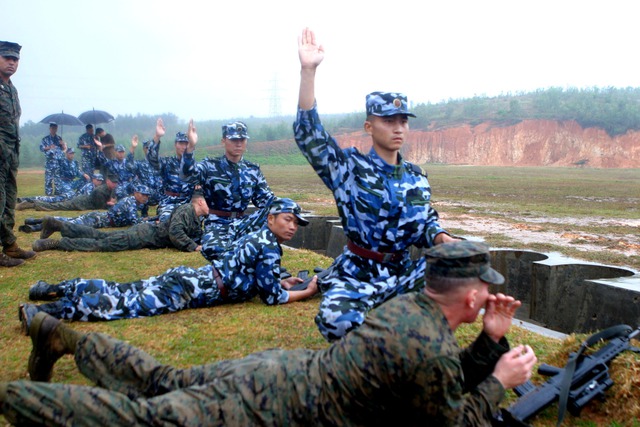 Có thể nhận thấy rất rõ sự tương phản này khi đặt 2 lực lượng cạnh nhau