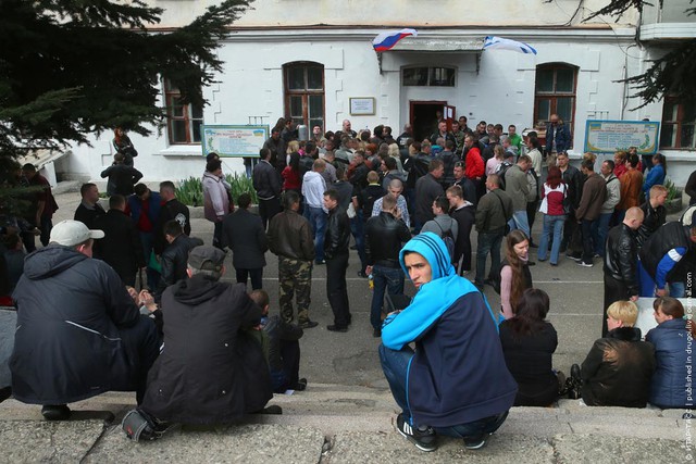 Những người lính Ukraine muốn gia nhập quân đội Nga đang cùng với gia đình của họ xếp hàng tại một văn phòng đăng ký tạm thời ở Sevastopol
