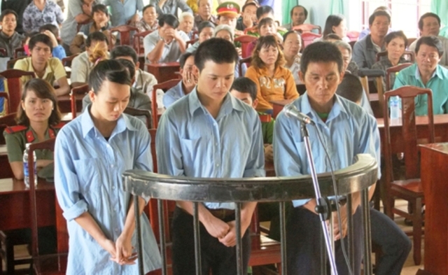 Các bị cáo (từ trái qua) Lưu Thị Hồng Quý, Nguyễn Tuấn Anh, Hồ Văn Sơn tại tòa
