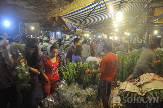 Đông nghẹt người dân tới mua hoa về bán hoặc cắm hoa, trang trí nhà cửa đón Tết