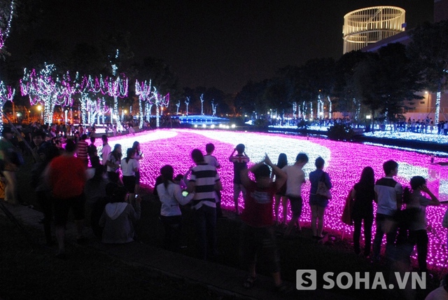 Sự kết hợp hài hòa của ánh sáng và màu sắc tạo nên khung cảnh lung linh, huyền ảo làm toàn bộ du khách tham quan đều ngỡ ngàng thích thú.