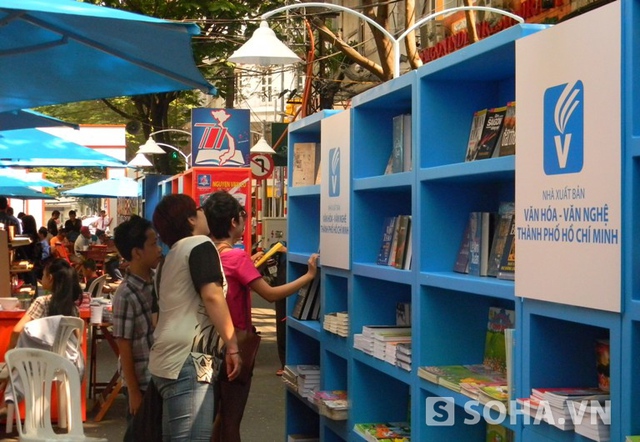 Dù chưa khai mạc nhưng đường sách xuân TP.HCM 2014 đã nhận được sự quan tâm của đông đảo người yêu thích đọc sách.