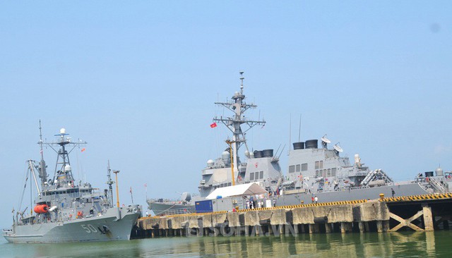 Tàu cứu hộ và khu trục hạm Mỹ cập cảng