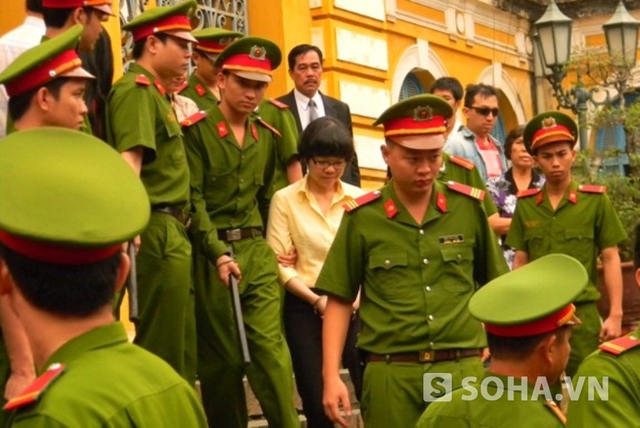 Bị cáo Huyền Như bị dẫn giải ra xe sau khi kết thúc phiên xét xử sáng ngày 8/1