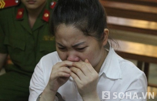 Những giọt nước mắt hối hận muộn màng tại tòa của người phụ nữ cầm dao chém chết chồng.