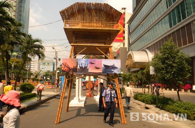 Nổi bật nhất trong đường sách năm nay là khu sách mang chủ đề Sách với chủ quyền đất nước được bố trí giữa trung tâm gây ấn tượng với những mô hình về Trường Sa, với các sách nói về chủ quyền biên giới hải đảo, tư liệu, hình ảnh bằng chứng lịch sử chứng minh Hoàng Sa, Trường Sa là của Việt Nam.