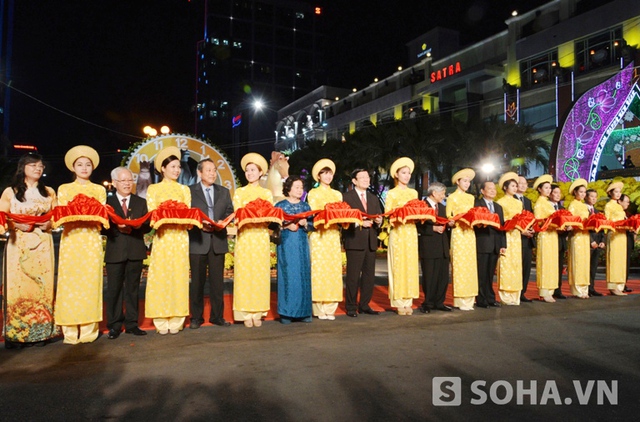 Các vị lãnh đạo Đảng, Nhà nước và TP.HCM cắt băng khai mạc đường hoa Nguyễn Huệ xuân Giáp Ngọ 2014.