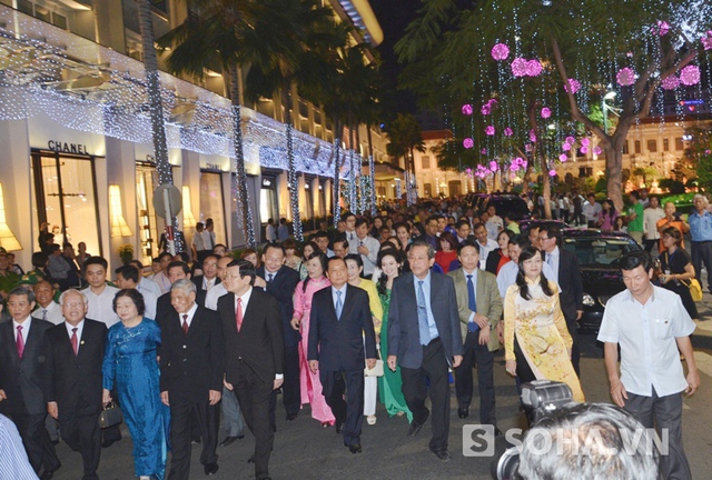 Sau khi cắt băng khai mạc chủ tịch nước Trương Tấn Sang và nguyên Tổng bí thư Lê Khả Phiêu đi thăm đường hoa.