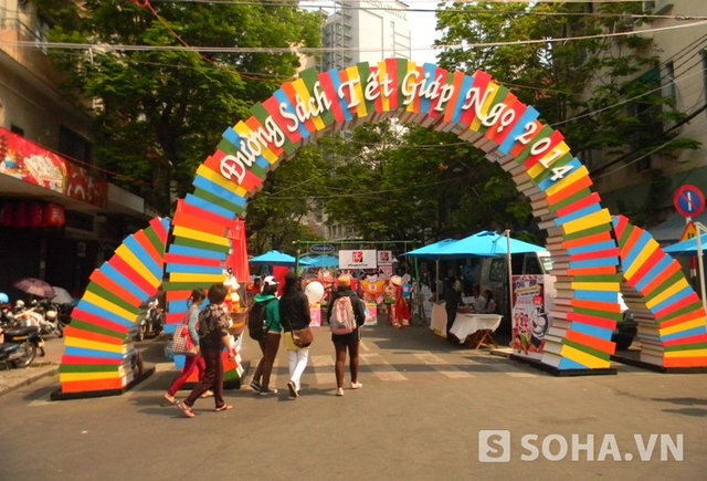 Lễ hội Đường sách xuân năm nay được tổ chức trong 7 ngày, từ ngày 28/1 ngày 3/2 (mùng 4 Tết) với chủ đề Thành phố Hồ Chí Minh - Thành phố tôi yêu.