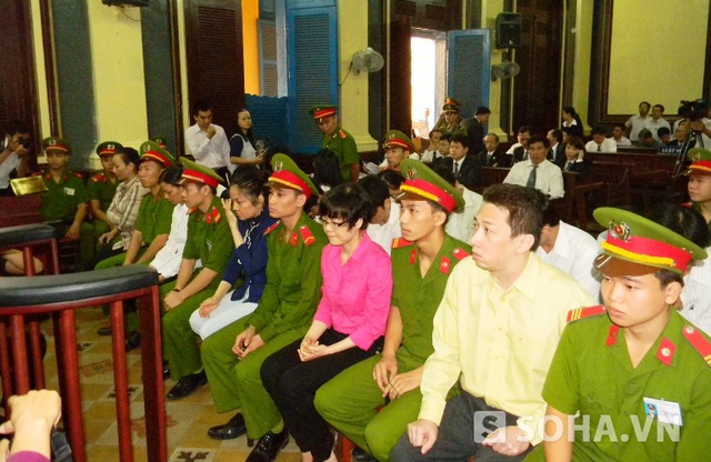 Huỳnh Thị Huyền Như và các bị cáo tại phiên tòa