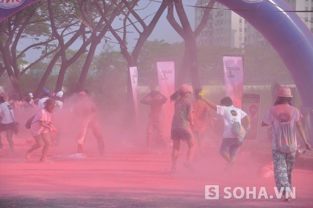 Những người tham ra đường chạy sắc màu được trải nghiệm chặng đường dài 5km với đầy màu sắc và được tung phủ bột màu từ đầu đến chân