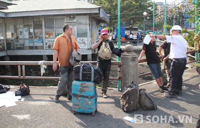 Hành khách gọi điện báo người thân sau khi được đưa về đến bến Bạch Đằng