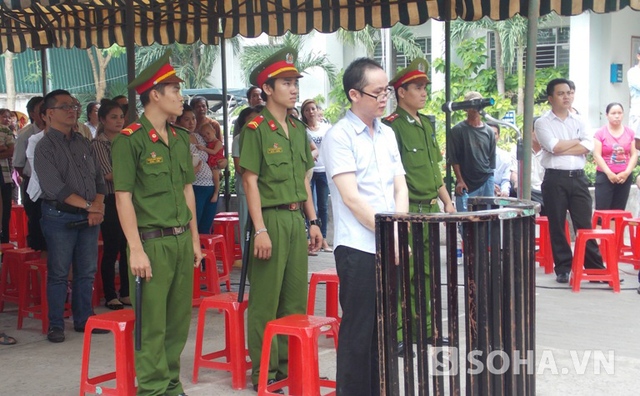 Sau khi nghe tòa tuyên án 20 năm tù bị cáo Đạt tra tay vào còng rồi lạnh lùng bước đi mà không một lần ngoảnh mặt lại nhìn vợ con.