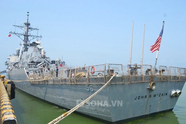 USS John McCain (DDG-56) thuộc thế hệ đầu tiên của lớp Aleigh Burke, thiết kế của tàu không có nhà chưa trực thăng