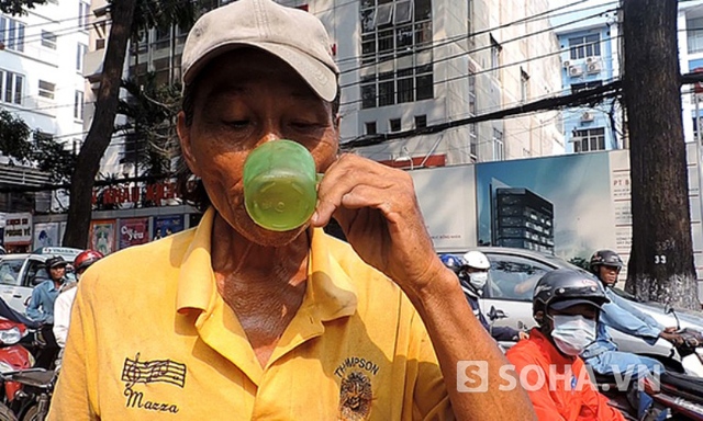 Trà đá miễn phí được đặt ngay bên đường, không chỉ giúp người qua đường giải toả cơn khát...