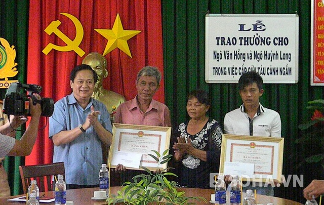 Gia đình ông Hồng nhận bằng khen và phần thưởng của UBND TP.HCM