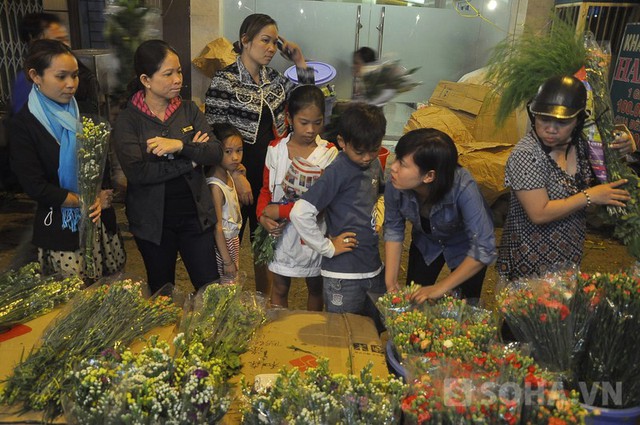 Những em nhỏ tích cực phụ gia đình bán hoa trong những ngày cuối năm bận rộn