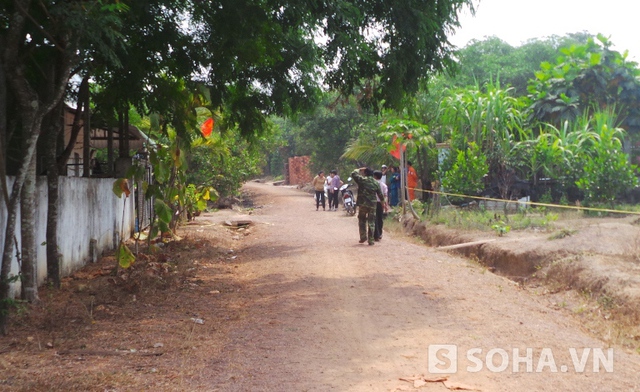 Đoạn đường những người nhà ông Thọ chạy lên khu nhà trọ thì phát hiện hai thanh niên, trong đó có một người cầm xẻng và tấn công lại