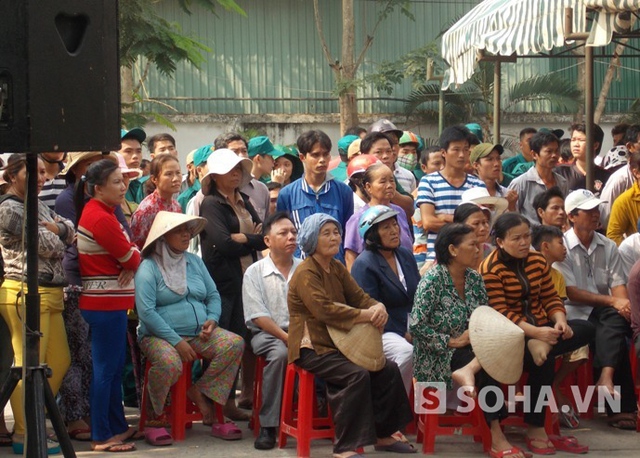 Người dân xã xã Xuân Thới Đông, huyện Hóc Môn đến theo dõi phiên tòa xét xử.